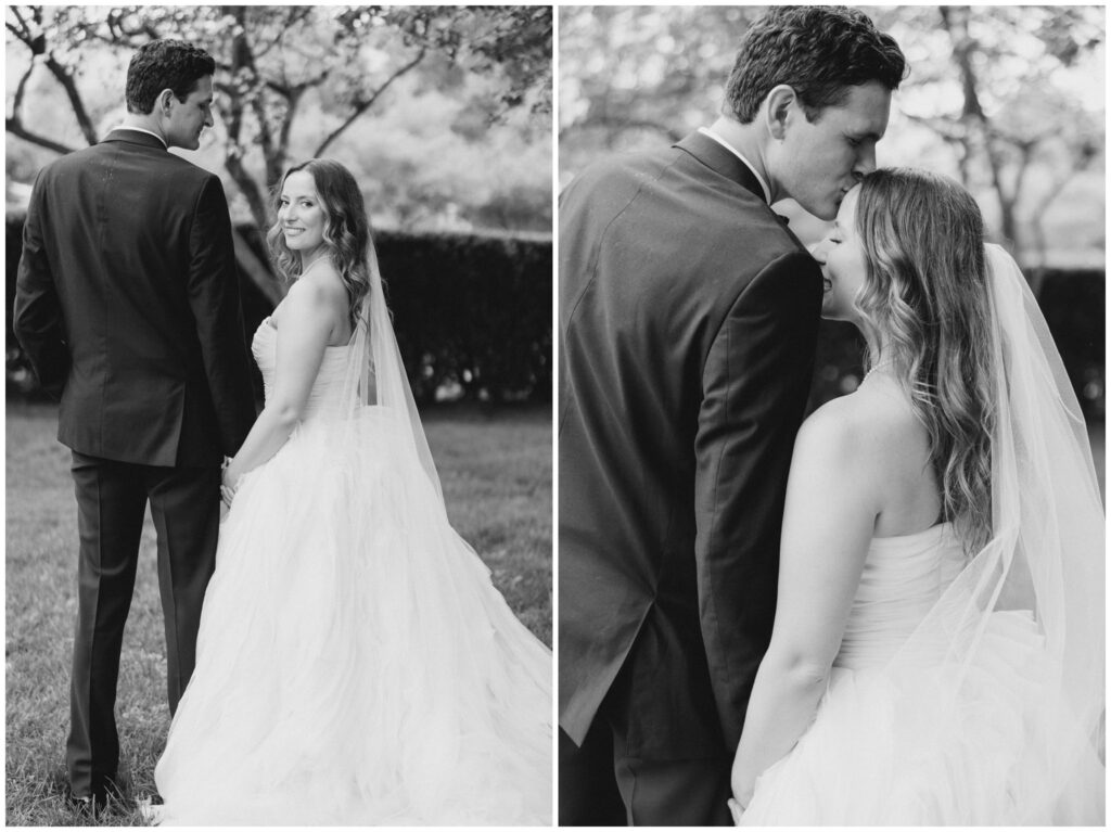 A couple posing for their wedding portraits at the Cleveland Museum of Art